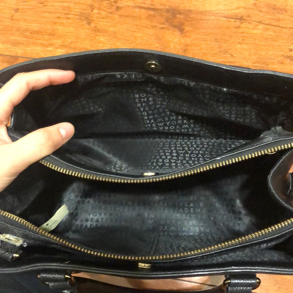 Kate spade, strap came off. Still good condition - Picture 4 of 6